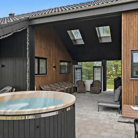 4 Bedroom Cozy In Holiday home Hadsund